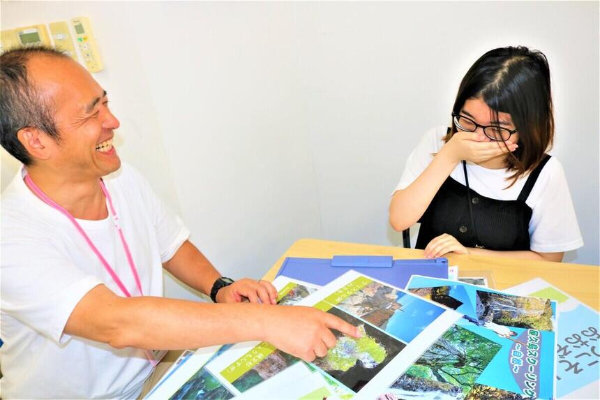 九大学研都市キャンパスで行う、8月8日のオープンキャンパスに向けて、どうしたら中学生につたわるのか？ウキウキ気分で準備をしている生徒とコーチの様子。