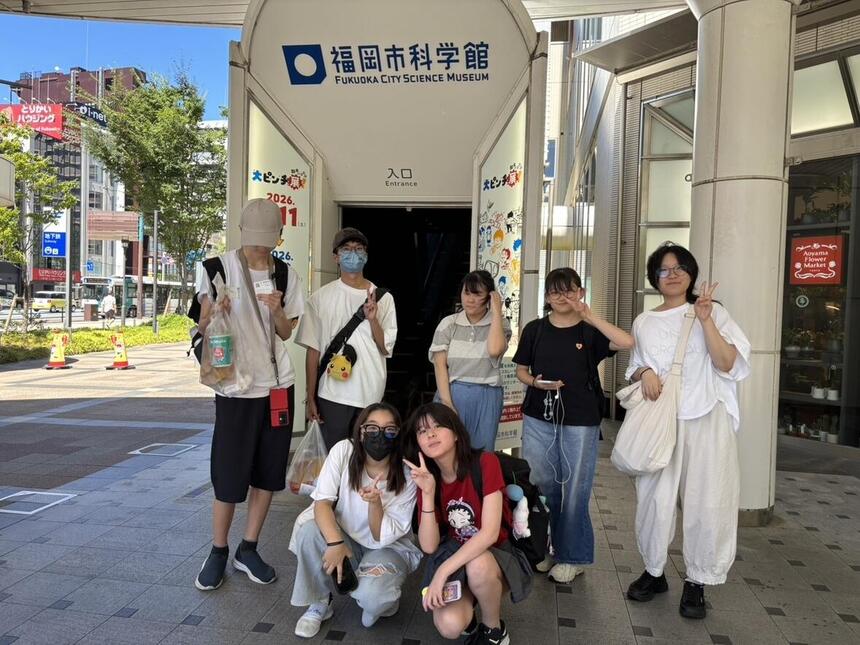 生徒が、夏休みのみらいの架け橋レッスン®で、プラネタリウムに行った時の集合写真