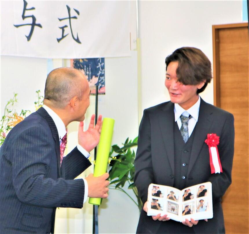 卒業式で生徒と森口キャンパス長が団欒している様子
