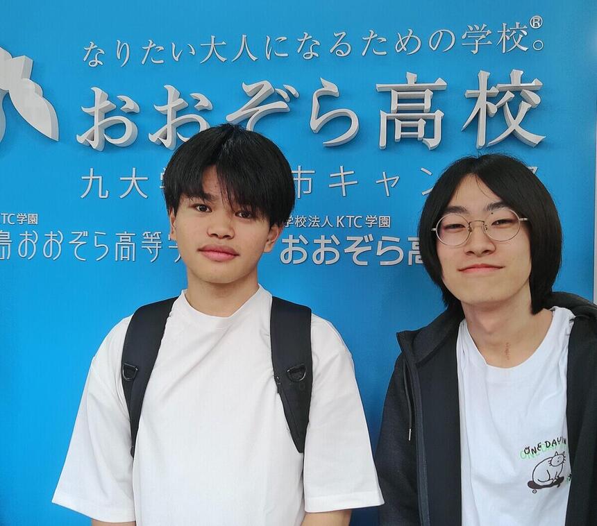 オープンキャンパス等でお手伝いをしてくれる生徒が、おおぞら高校の前で映っている写真