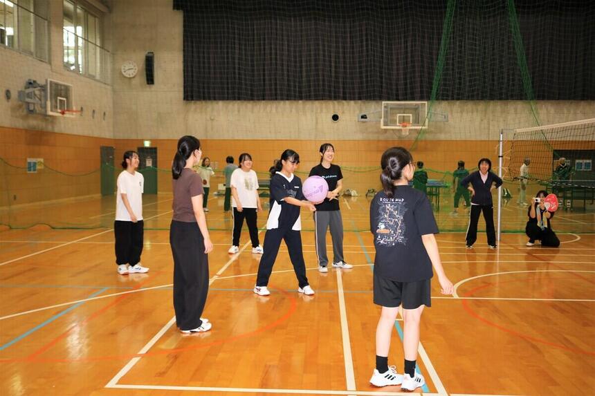 秋のスポーツイベントで転校生が活躍しているソフトバレーの様子