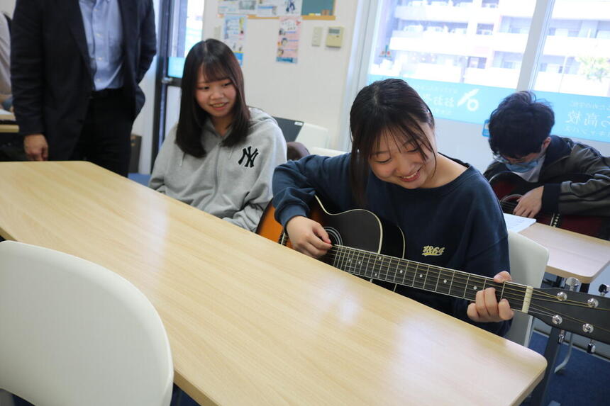 生徒が授業でギターを弾いている写真