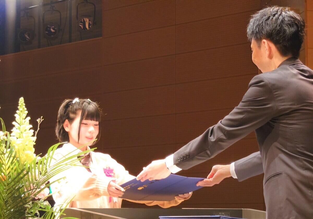 中学生の生徒・保護者のみなさまへ】おおきく羽ばたけ！ 涙と笑顔の