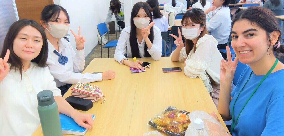 教室の中は笑顔と歓声でいっぱいになりました