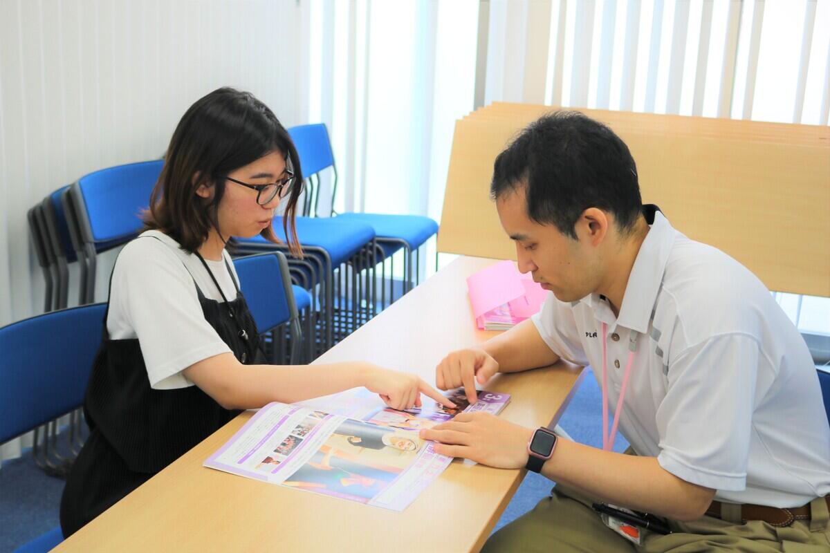 生徒がマイコーチと一緒に進学先の学校について話をしている様子
