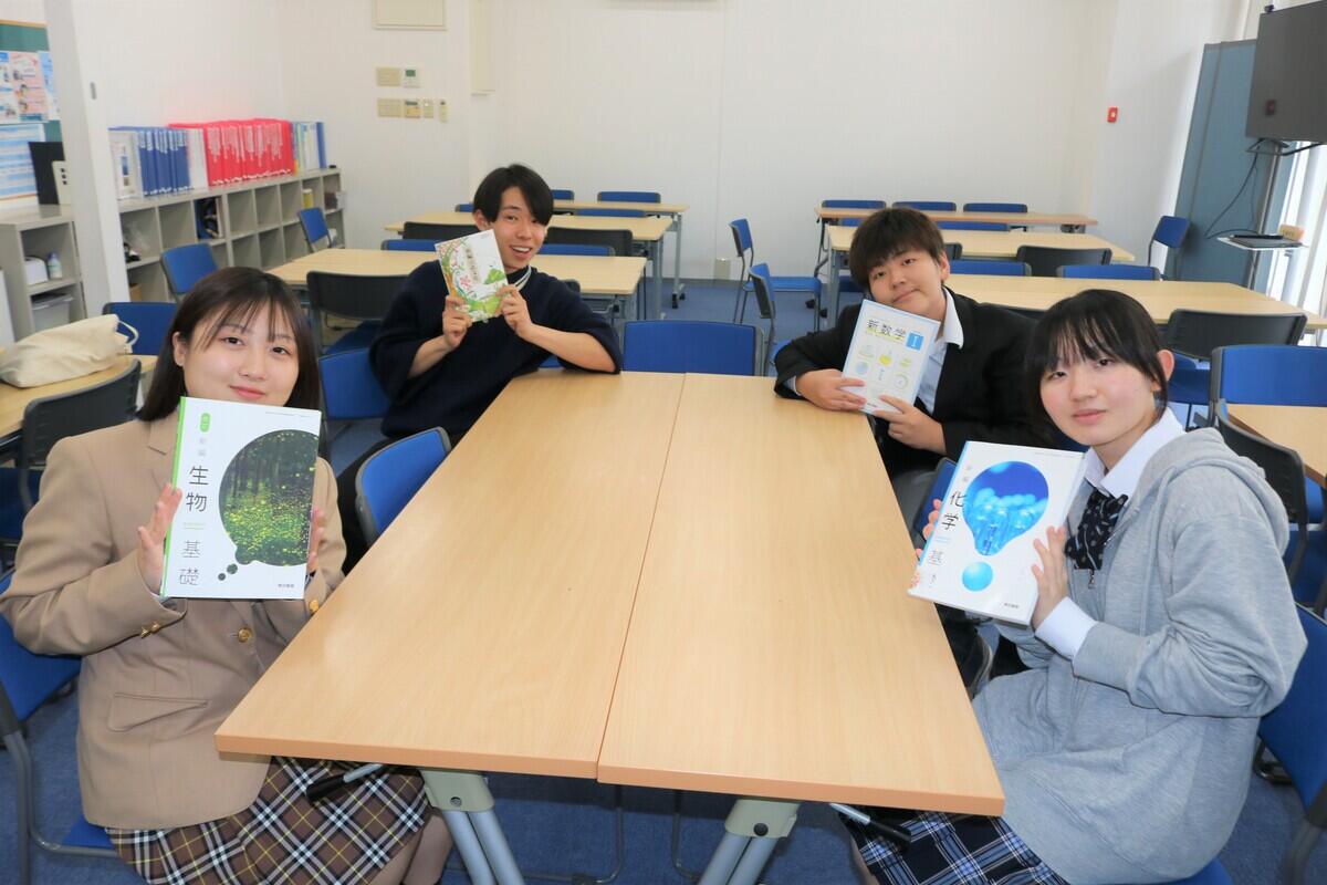 笑顔で本を持っている生徒