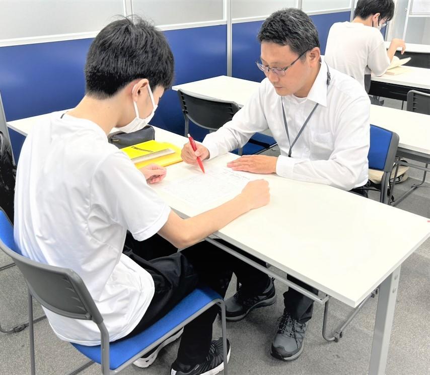 進学コースでのマンツーマン指導の様子。