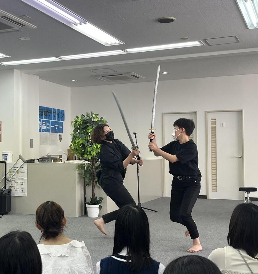 みらいの架け橋レッスン発表会での殺陣の発表風景