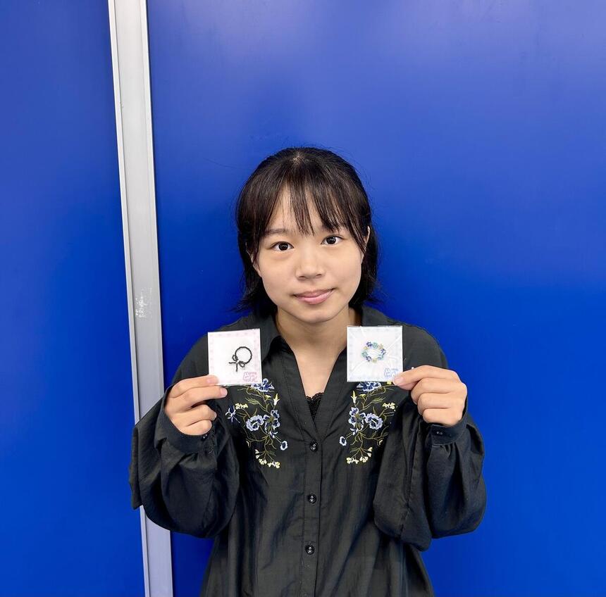 転校生インタビューを受けたMさんが、自作したビーズアクセサリーを持っている写真