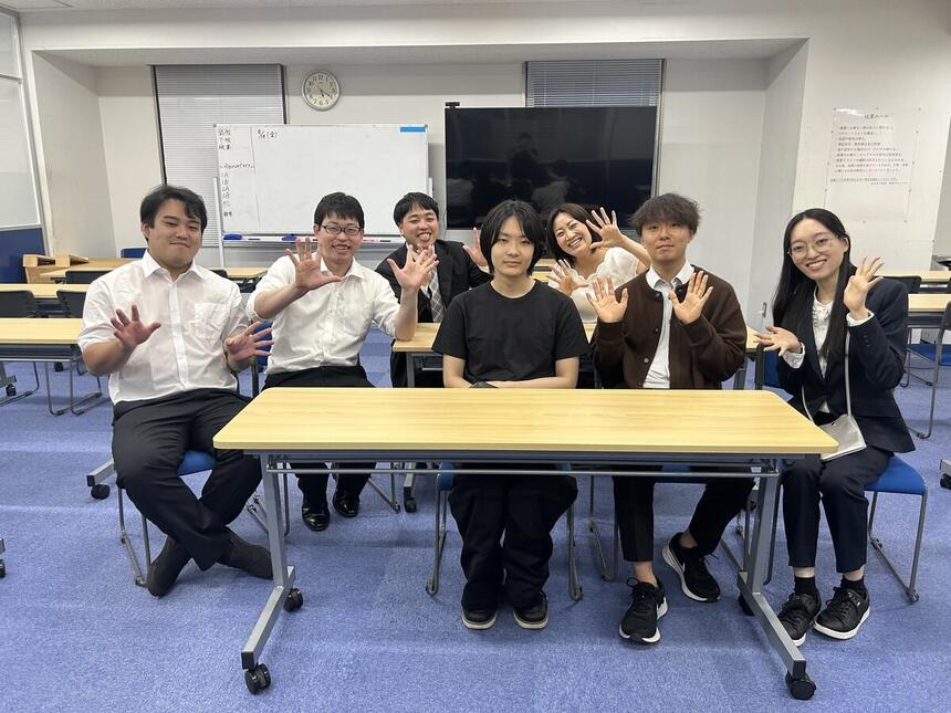 卒業生との久しぶりの再会！コーチみんなで記念撮影