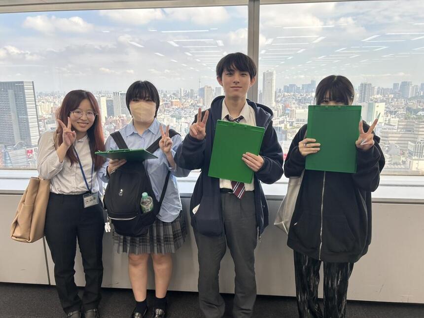 留学フェア会場にてたくさんブースを回れて満足気な生徒たち