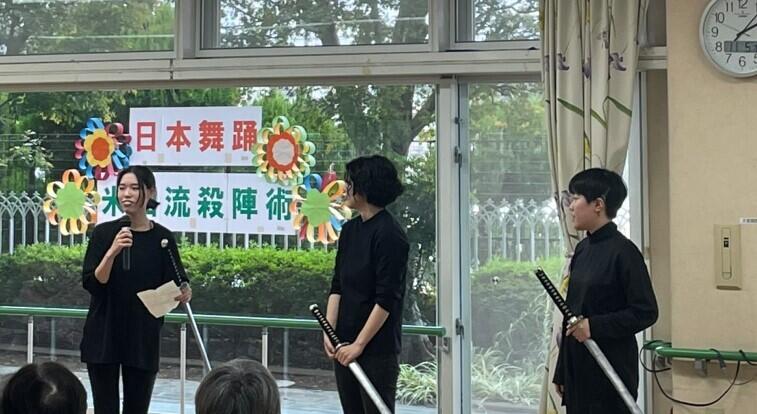 殺陣の紹介をしている3人組の画像です。