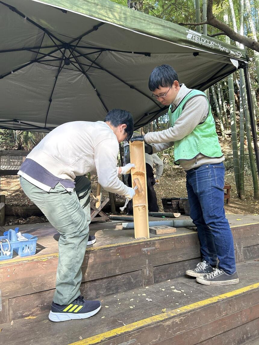 竹を切っている様子