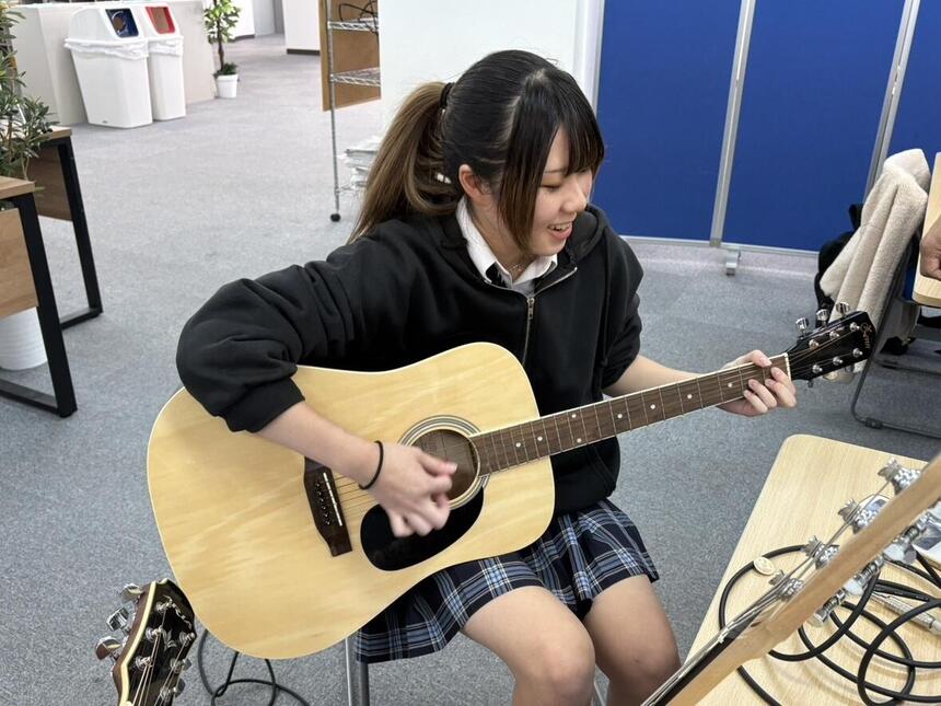 ギターに挑戦するYさん