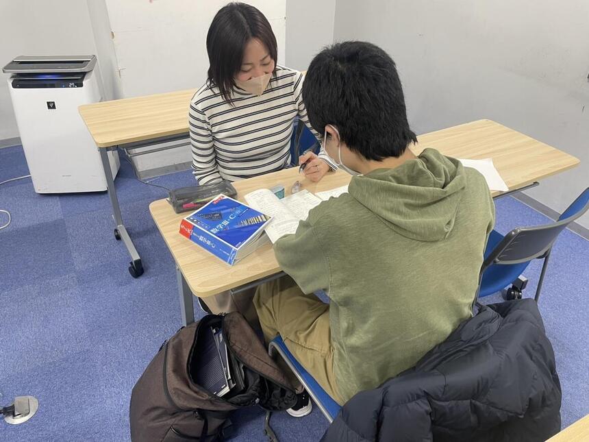 受験勉強をする生徒とそのマイコーチ