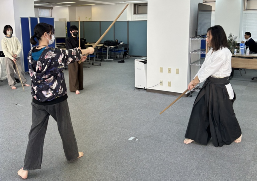 講師の米山さんの指導のもと、発表会に向けての演武を練習しています。