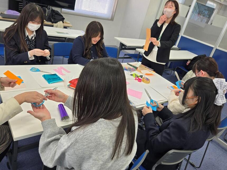 みらいの架け橋レッスンで和泉短期大学の出張授業を受講する様子