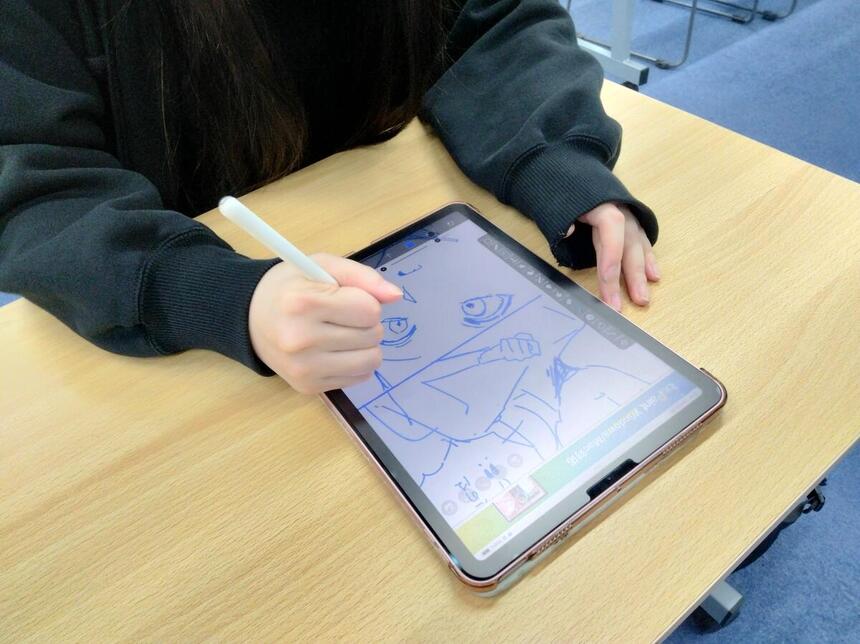 マンガ制作中の様子