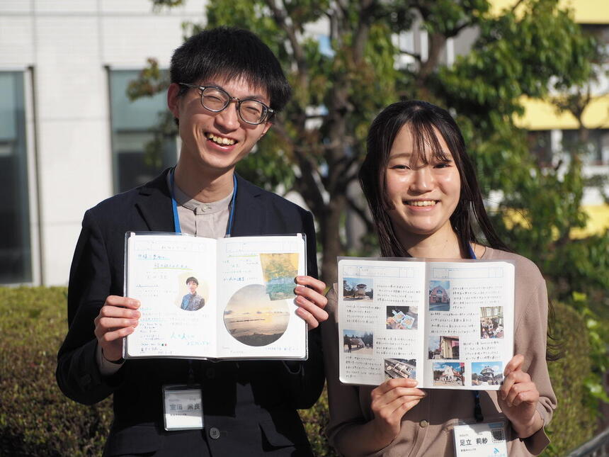 新任コーチ2名が、みらいノートを持っている姿