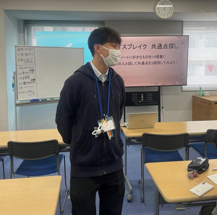 コーチが一人映った写真です。