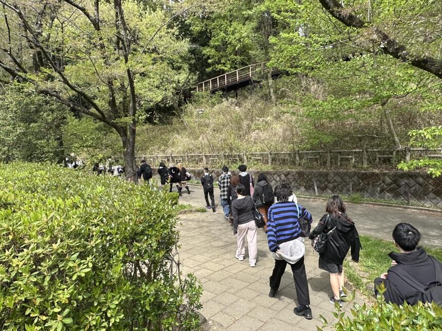 芹が谷公園を移動している生徒たち
