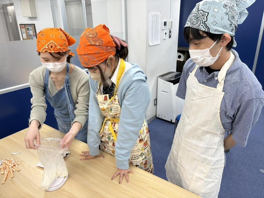 パンケーキの生地を自分たちで作っている様子