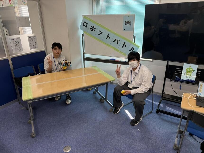 町田キャンパスのオープンキャンパスの際にお手伝いをしてくれたプログラミングコース生のS君(左)　W君(右)