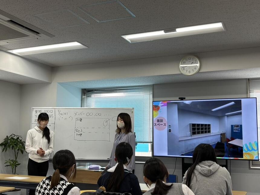みらかけの時間帯に教室で生徒同士が話し合いをしている様子