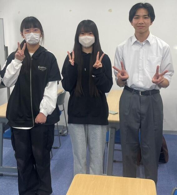 コーチと生徒が並んで写っている写真です。