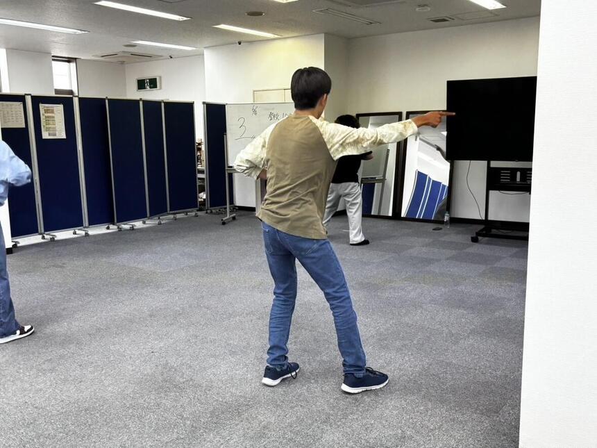 男子生徒がダンス中ポーズを決めている写真