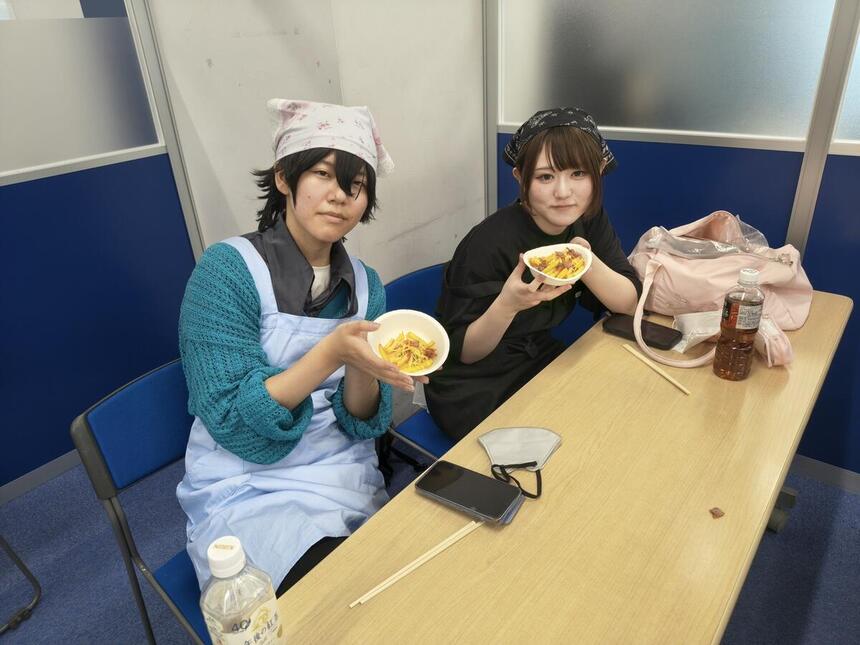 生徒が完成したプーティンとともに笑顔で写る写真