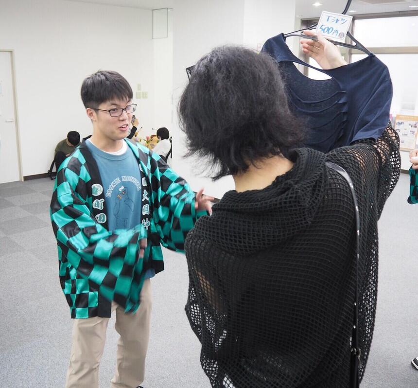 フリーマーケットで、生徒が作品について説明している写真