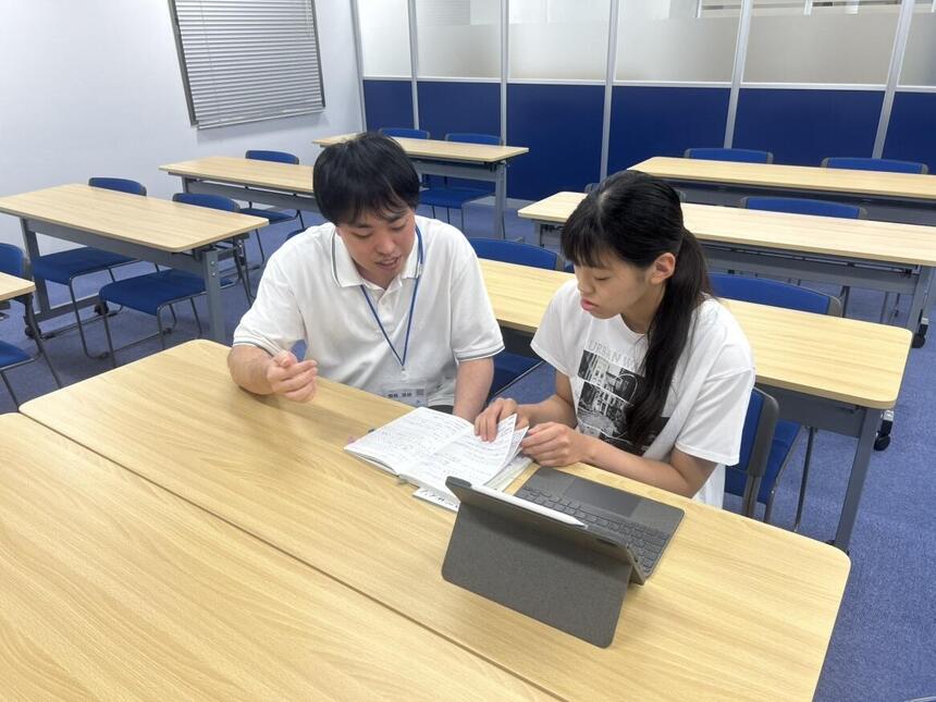 総合型選抜対策として、自分の強みを深堀している生徒と関根コーチ