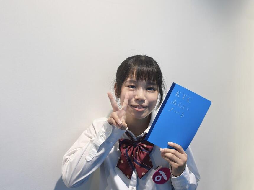 生徒がみらいノート®を手に持って笑顔で写る
