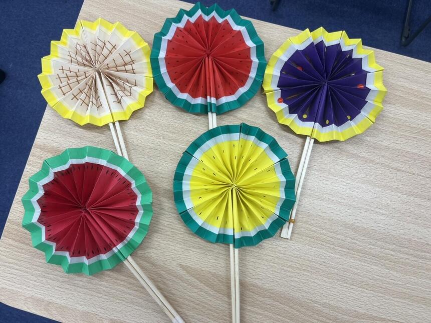 子ども・福祉コースで制作したスイカのうちわの写真
