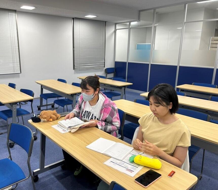 キャンパスの教室内で生徒が留学について事前学習をしている様子