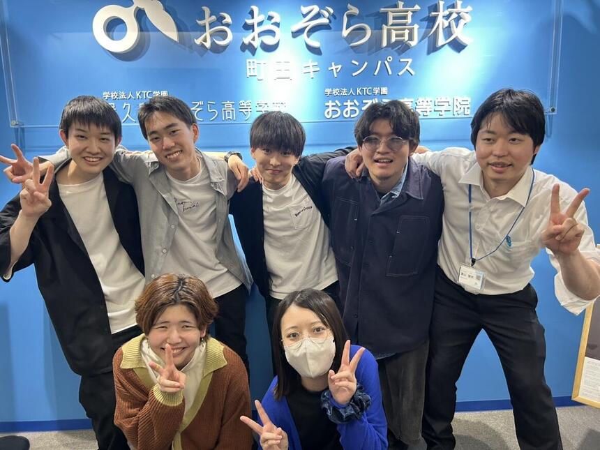 久しぶりの再会に喜ぶマイコーチと卒業生の集合写真