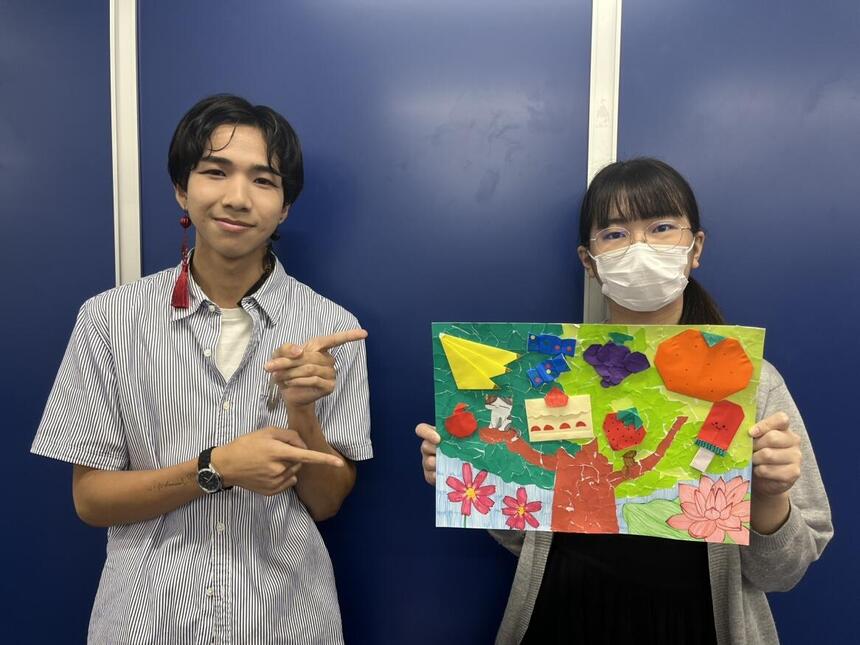 生徒たちが作品を手に持って笑顔で映っている写真