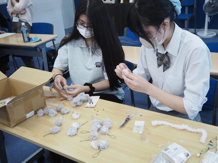 おおぞらFES2026に向けて景品を制作する生徒たち
