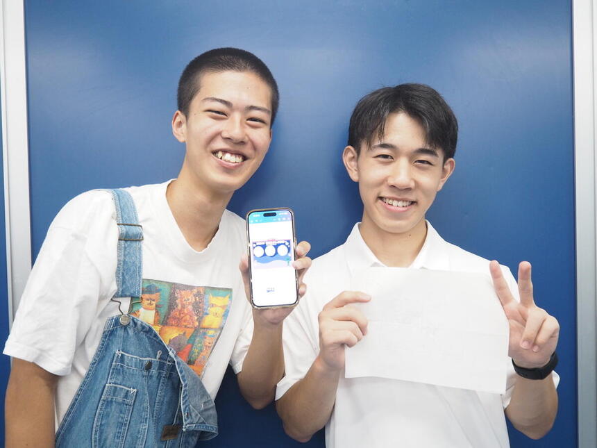 「おおぞらFES」準備物を手に笑顔で写る生徒の写真