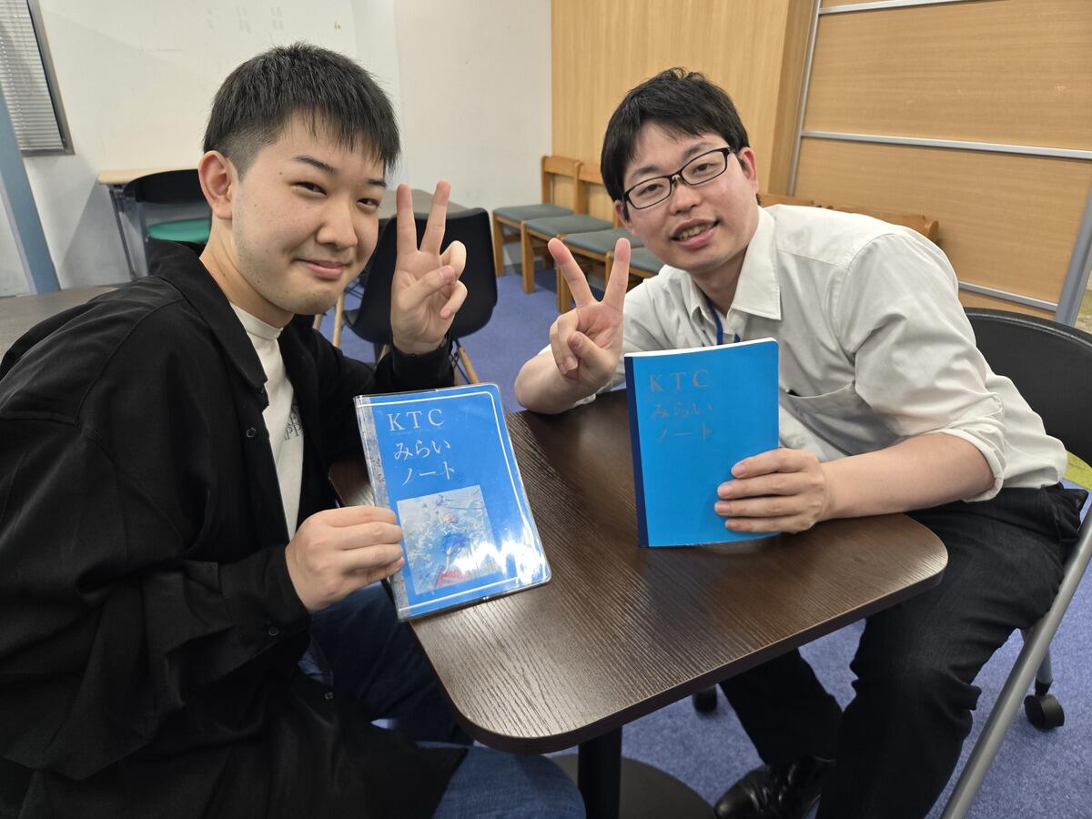 キャンパスのコーチと生徒