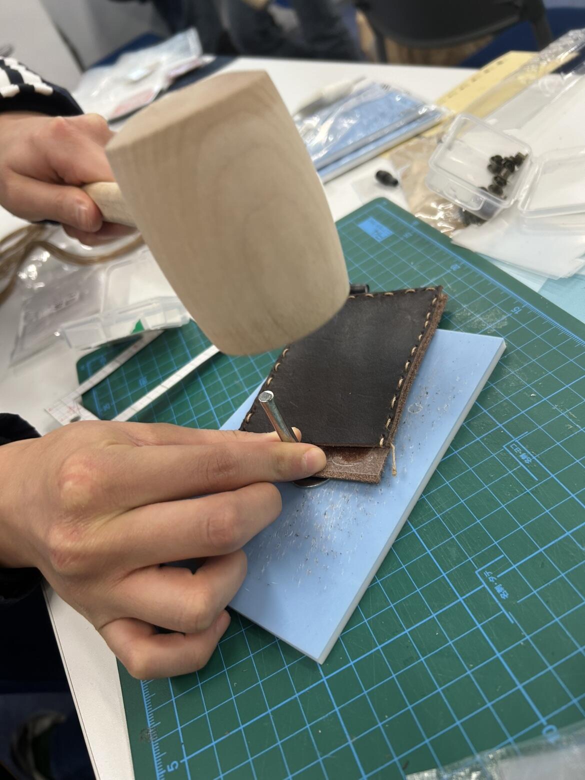 本革で本格的なレザークラフトの体験授業をしました