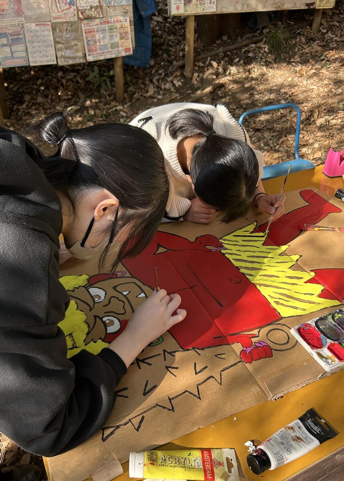 鬼の飾り作りに取り組む生徒