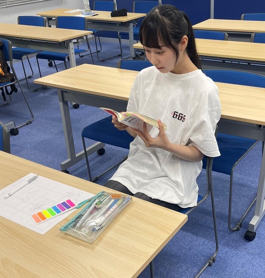 真剣に課題図書を読み込んでいる生徒