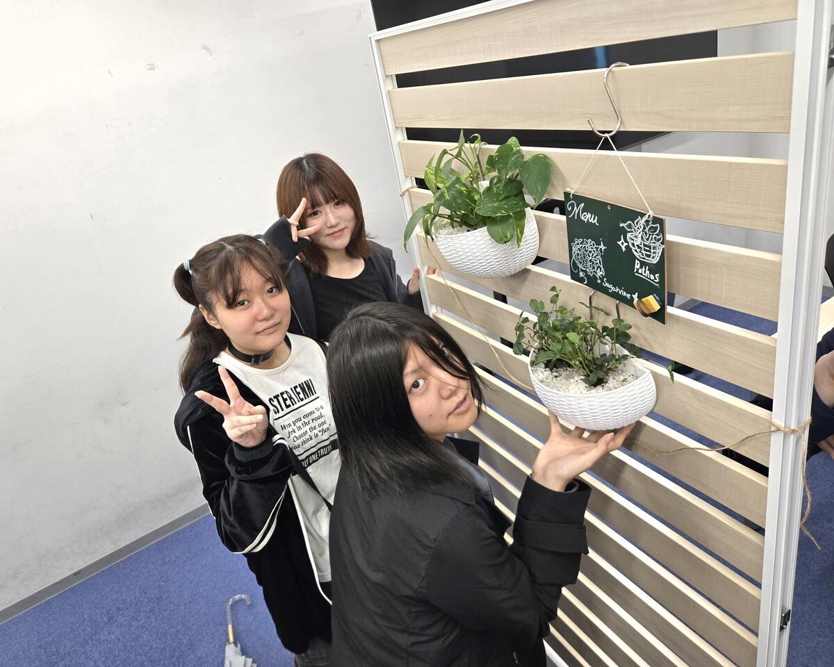 生徒がみらいの架け橋レッスン®で植えた観葉植物を面談スペースに飾っている様子
