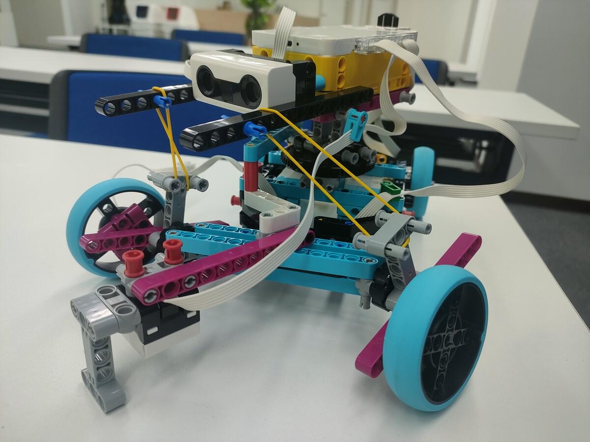 Yさんが製作したステアリングカー