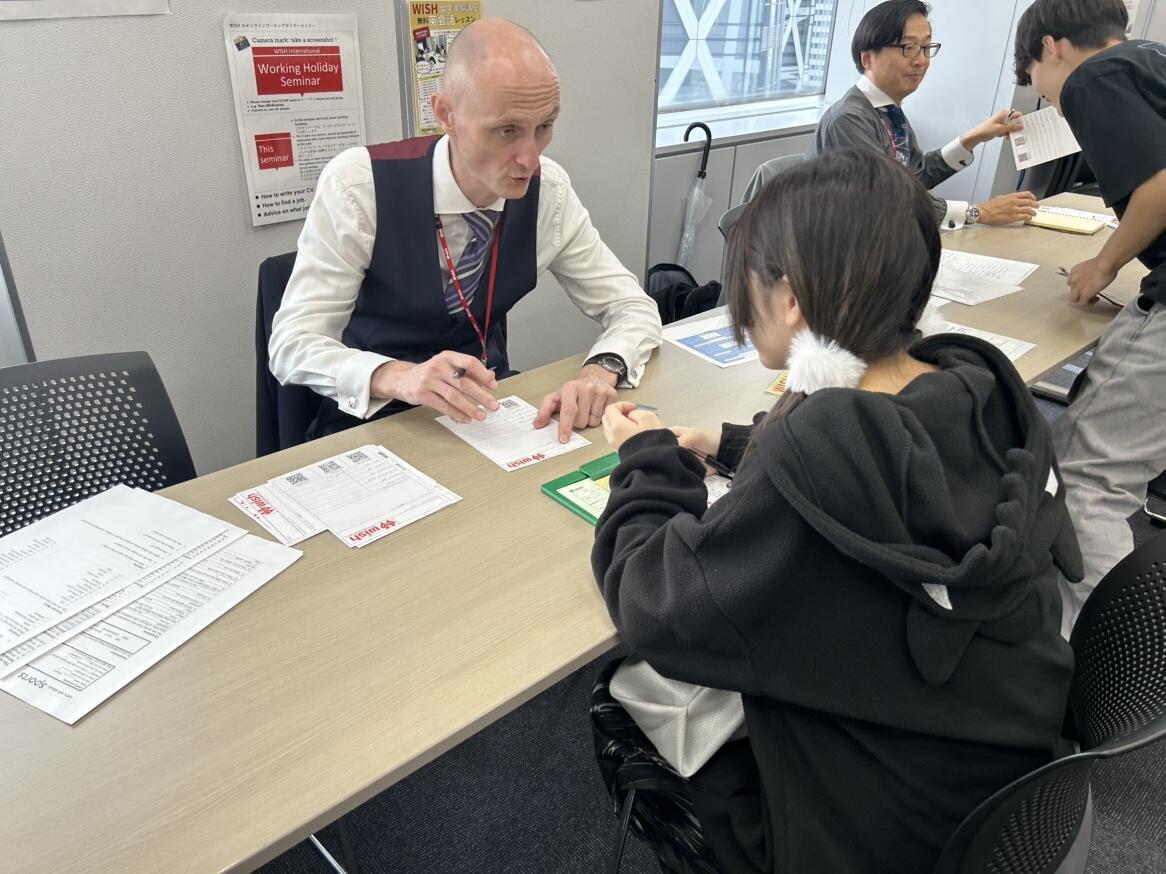 海外の学校スタッフと直接話す生徒