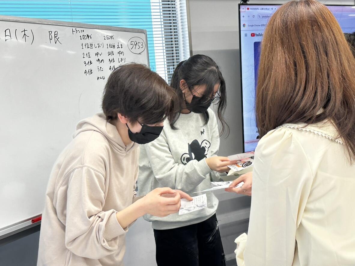 1・2年生が自主的に、3年生へ向けたメッセージとイラストを一人ひとり準備してくれました