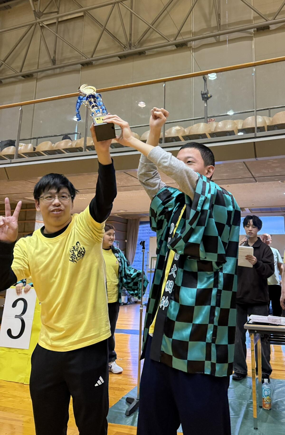 優勝トロフィーを受け取った生徒