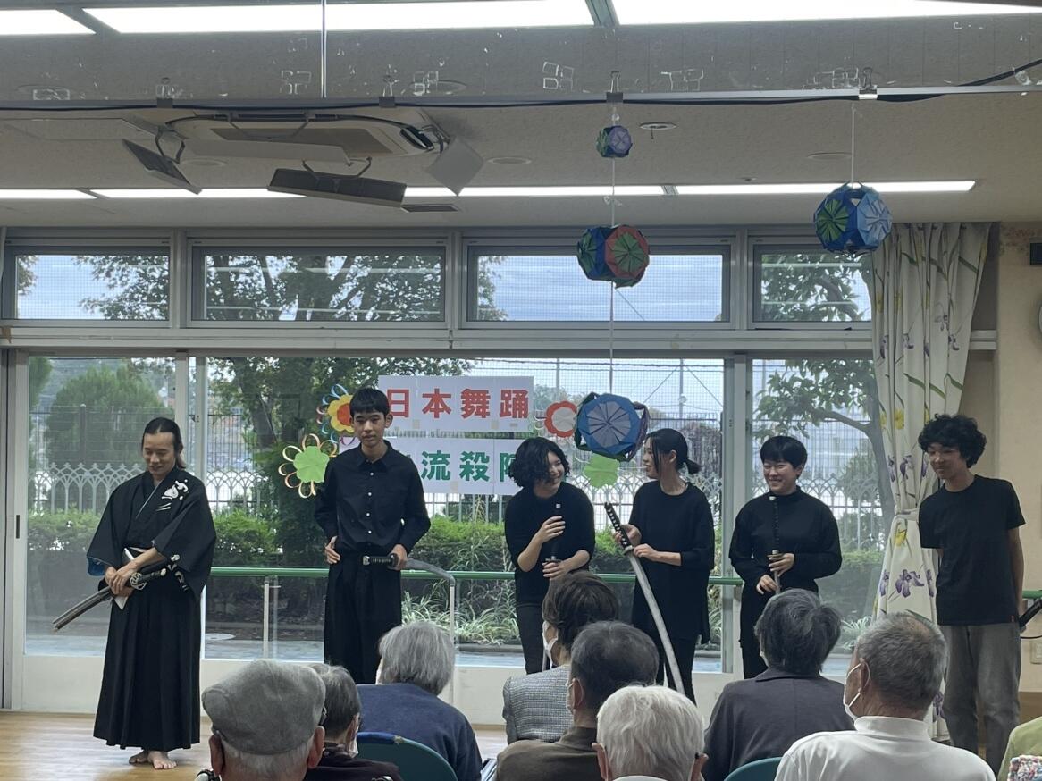 町田市内の老人ホームを訪問し、日頃の稽古の成果を披露しました